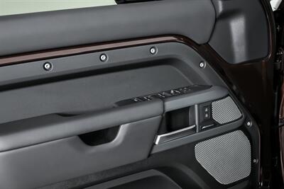 2024 Land Rover Defender 130 P400 X-Dynamic SE   - Photo 18 - Joliet, IL 60435