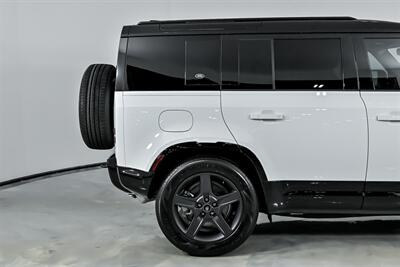 2024 Land Rover Defender 110 P400 X-Dynamic SE   - Photo 13 - Joliet, IL 60435