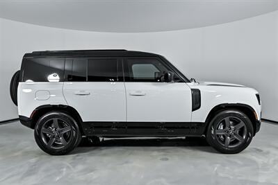 2024 Land Rover Defender 110 P400 X-Dynamic SE   - Photo 14 - Joliet, IL 60435