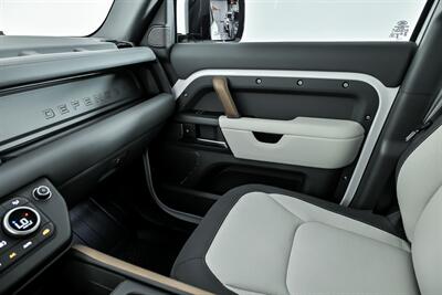2024 Land Rover Defender 110 P400 X-Dynamic SE   - Photo 40 - Joliet, IL 60435