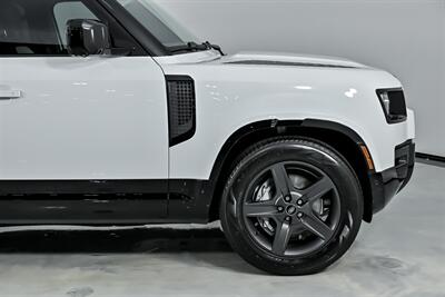 2024 Land Rover Defender 110 P400 X-Dynamic SE   - Photo 15 - Joliet, IL 60435