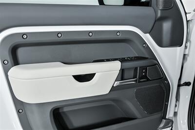 2024 Land Rover Defender 110 P400 X-Dynamic SE   - Photo 18 - Joliet, IL 60435
