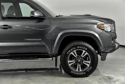 2017 Toyota Tacoma TRD Sport   - Photo 15 - Joliet, IL 60435