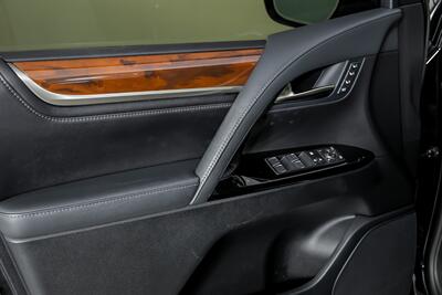 2017 Lexus LX 570   - Photo 18 - Joliet, IL 60435