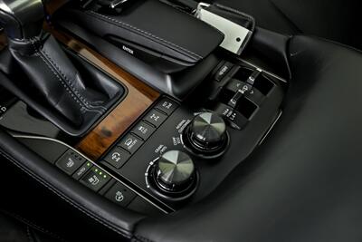 2017 Lexus LX 570   - Photo 38 - Joliet, IL 60435