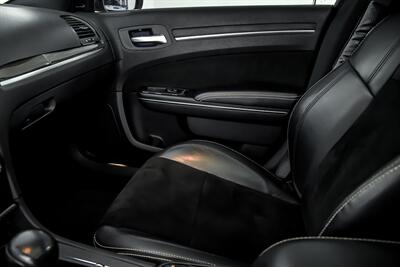 2012 Chrysler 300 SRT8   - Photo 35 - Joliet, IL 60435