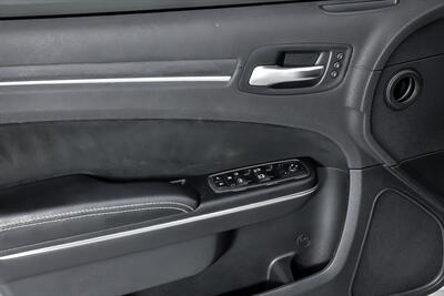 2012 Chrysler 300 SRT8   - Photo 17 - Joliet, IL 60435