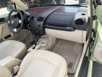 2005 Volkswagen New Beetle Convertible GLS  WOW !! SUPER LOW MILES 78K !!! POWER TOP !! - Photo 27 - Pompano Beach, FL 33069
