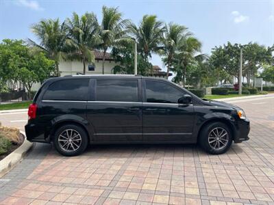 2017 Dodge Grand Caravan SXT   - Photo 7 - Pompano Beach, FL 33069