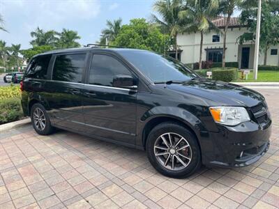 2017 Dodge Grand Caravan SXT   - Photo 5 - Pompano Beach, FL 33069