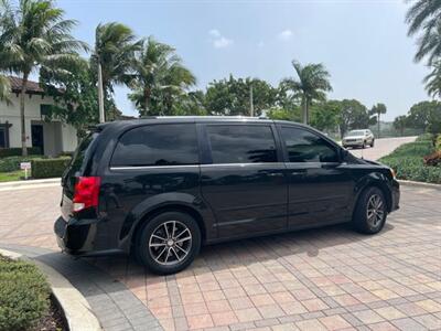 2017 Dodge Grand Caravan SXT   - Photo 8 - Pompano Beach, FL 33069