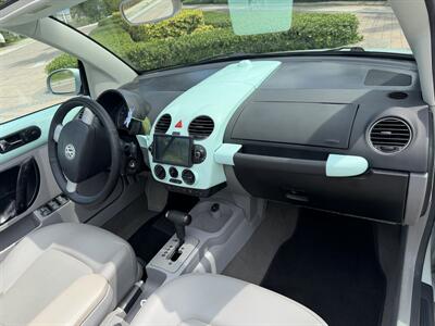 2006 Volkswagen New Beetle Convertible 2.5 WOW !! THE BEST COLOR COMBO !! SUPER LOW MILES ONLY96K !!! POWER TOP !!HTD SEATS !! 954-908-9298 !!! - Photo 47 - Pompano Beach, FL 33069