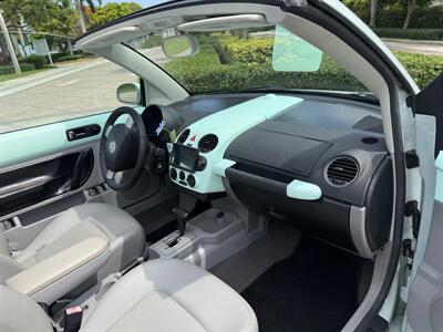 2006 Volkswagen New Beetle Convertible 2.5 WOW !! THE BEST COLOR COMBO !! SUPER LOW MILES ONLY96K !!! POWER TOP !!HTD SEATS !! 954-908-9298 !!! - Photo 43 - Pompano Beach, FL 33069