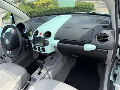 2006 Volkswagen New Beetle Convertible 2.5 WOW !! THE BEST COLOR COMBO !! SUPER LOW MILES ONLY96K !!! POWER TOP !!HTD SEATS !! 954-908-9298 !!! - Photo 23 - Pompano Beach, FL 33069
