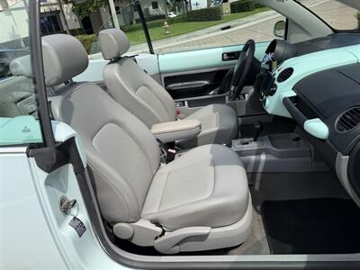 2006 Volkswagen New Beetle Convertible 2.5 WOW !! THE BEST COLOR COMBO !! SUPER LOW MILES ONLY96K !!! POWER TOP !!HTD SEATS !! 954-908-9298 !!! - Photo 21 - Pompano Beach, FL 33069