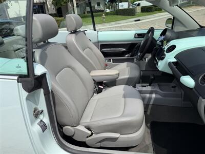 2006 Volkswagen New Beetle Convertible 2.5 WOW !! THE BEST COLOR COMBO !! SUPER LOW MILES ONLY96K !!! POWER TOP !!HTD SEATS !! 954-908-9298 !!! - Photo 22 - Pompano Beach, FL 33069