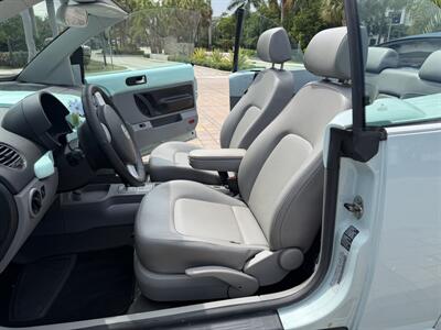2006 Volkswagen New Beetle Convertible 2.5 WOW !! THE BEST COLOR COMBO !! SUPER LOW MILES ONLY96K !!! POWER TOP !!HTD SEATS !! 954-908-9298 !!! - Photo 20 - Pompano Beach, FL 33069