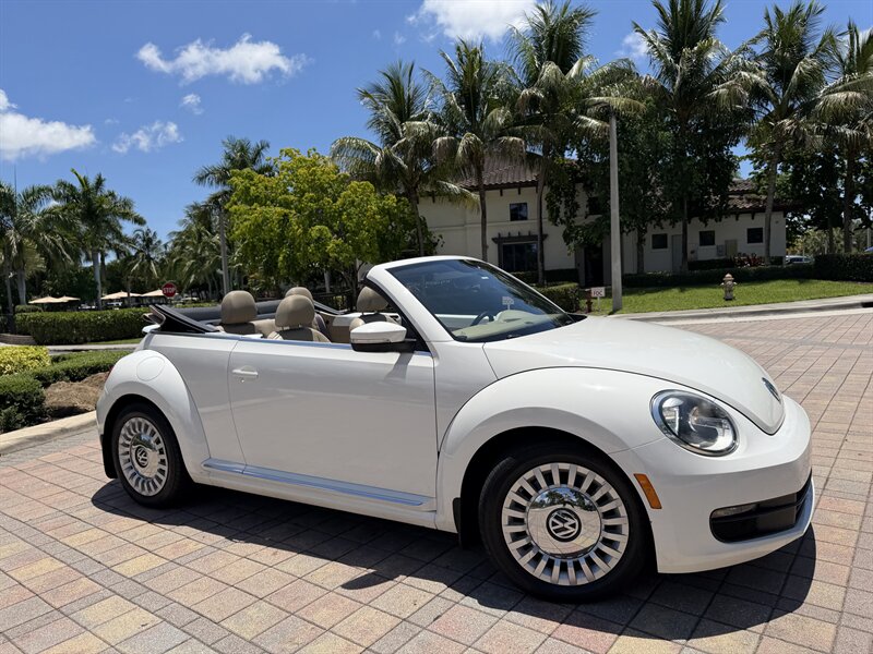 2013 Volkswagen Beetle Convertible 2.5L PZEV  WOW!! SUPER LOW MILES 62K !! GREART COLOR COMBO !! 954-902-9298 MATT . - Photo 1 - Pompano Beach, FL 33069