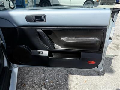 2010 Volkswagen New Beetle Convertible GLS  WOW !! LOW MILES !! GREAT COLOR COMBO !!954-902-9298 - Photo 27 - Pompano Beach, FL 33069