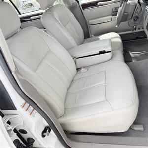 2005 Lincoln Town Car Signature Limited WOW !!! ONLY 67K MILES !! HEATER SEATS !! BIMINI TOP !! CLEAN CARFAX !! RARE TO FIND !!954-902-9298 - Photo 15 - Pompano Beach, FL 33069