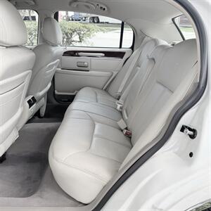 2005 Lincoln Town Car Signature Limited WOW !!! ONLY 67K MILES !! HEATER SEATS !! BIMINI TOP !! CLEAN CARFAX !! RARE TO FIND !!954-902-9298 - Photo 16 - Pompano Beach, FL 33069