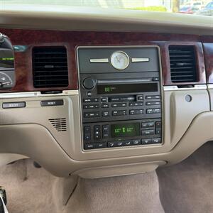 2005 Lincoln Town Car Signature Limited WOW !!! ONLY 67K MILES !! HEATER SEATS !! BIMINI TOP !! CLEAN CARFAX !! RARE TO FIND !!954-902-9298 - Photo 18 - Pompano Beach, FL 33069