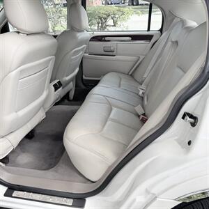 2005 Lincoln Town Car Signature Limited WOW !!! ONLY 67K MILES !! HEATER SEATS !! BIMINI TOP !! CLEAN CARFAX !! RARE TO FIND !!954-902-9298 - Photo 53 - Pompano Beach, FL 33069