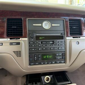 2005 Lincoln Town Car Signature Limited WOW !!! ONLY 67K MILES !! HEATER SEATS !! BIMINI TOP !! CLEAN CARFAX !! RARE TO FIND !!954-902-9298 - Photo 63 - Pompano Beach, FL 33069