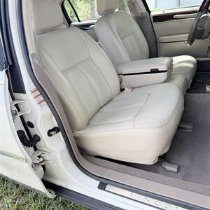 2005 Lincoln Town Car Signature Limited WOW !!! ONLY 67K MILES !! HEATER SEATS !! BIMINI TOP !! CLEAN CARFAX !! RARE TO FIND !!954-902-9298 - Photo 17 - Pompano Beach, FL 33069
