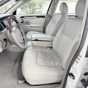 2005 Lincoln Town Car Signature Limited WOW !!! ONLY 67K MILES !! HEATER SEATS !! BIMINI TOP !! CLEAN CARFAX !! RARE TO FIND !!954-902-9298 - Photo 49 - Pompano Beach, FL 33069