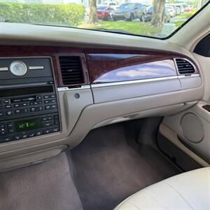 2005 Lincoln Town Car Signature Limited WOW !!! ONLY 67K MILES !! HEATER SEATS !! BIMINI TOP !! CLEAN CARFAX !! RARE TO FIND !!954-902-9298 - Photo 59 - Pompano Beach, FL 33069