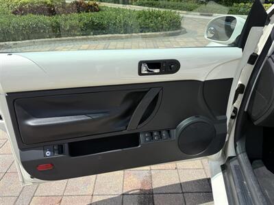 2007 Volkswagen New Beetle Convertible Triple White  WOW!! TRIPLE WHITE EDDITION!! 82k !! - Photo 35 - Pompano Beach, FL 33069