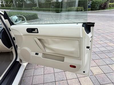 2006 Volkswagen New Beetle Convertible 2.5   - Photo 32 - Pompano Beach, FL 33069