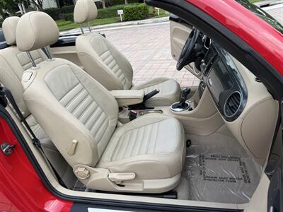 2013 Volkswagen Beetle Convertible Turbo PZEV WOW !!! FENDER EDITION !!! LOW MILES !!! CARFAX !! - Photo 59 - Pompano Beach, FL 33069