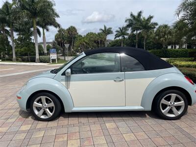 2010 Volkswagen New Beetle Convertible SE  CONVERTIBLE - Photo 5 - Pompano Beach, FL 33069