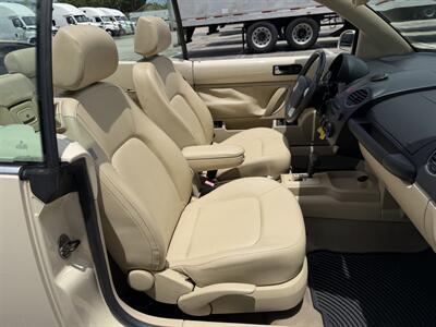 2008 Volkswagen New Beetle Convertible SE WOW WOW !!! 1 OWNER CAR !! ONLY 65K MILES !! HOT COLOR !! CALL NOW TO BUY IT NOW !!954-902-9298 !! - Photo 18 - Pompano Beach, FL 33069