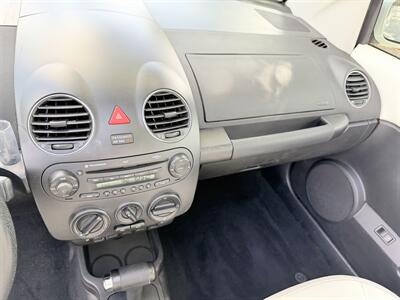 2007 Volkswagen New Beetle Convertible Triple White  wow !! EXTREMELY RARE !! 1 OWNER !!LOW MILES 75K!! CLEAN CARFAX !!GARAGE KEPT !!! - Photo 57 - Pompano Beach, FL 33069