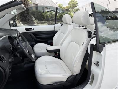 2007 Volkswagen New Beetle Convertible Triple White  wow !! EXTREMELY RARE !! 1 OWNER !!LOW MILES 75K!! CLEAN CARFAX !!GARAGE KEPT !!! - Photo 21 - Pompano Beach, FL 33069