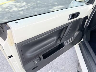 2007 Volkswagen New Beetle Convertible Triple White  wow !! EXTREMELY RARE !! 1 OWNER !!LOW MILES 75K!! CLEAN CARFAX !!GARAGE KEPT !!! - Photo 47 - Pompano Beach, FL 33069