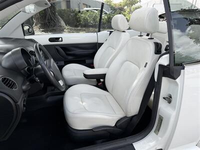 2007 Volkswagen New Beetle Convertible Triple White  wow !! EXTREMELY RARE !! 1 OWNER !!LOW MILES 75K!! CLEAN CARFAX !!GARAGE KEPT !!! - Photo 42 - Pompano Beach, FL 33069