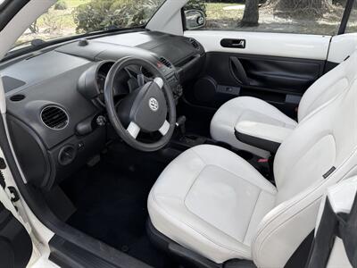 2007 Volkswagen New Beetle Convertible Triple White  wow !! EXTREMELY RARE !! 1 OWNER !!LOW MILES 75K!! CLEAN CARFAX !!GARAGE KEPT !!! - Photo 43 - Pompano Beach, FL 33069
