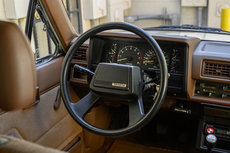 1986 Toyota Pickup SR5 - Photo 55 - Van Nuys, CA 91402