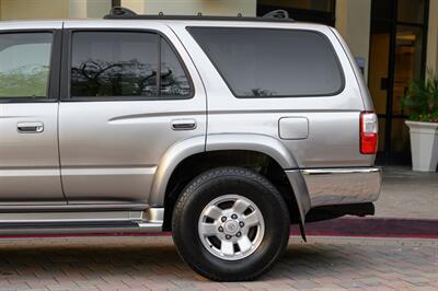 2001 Toyota 4Runner SR5   - Photo 10 - Van Nuys, CA 91402