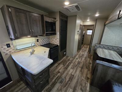 2017 Palomino Puma 295BHSS - Photo 8 - Liberty, TX 77575