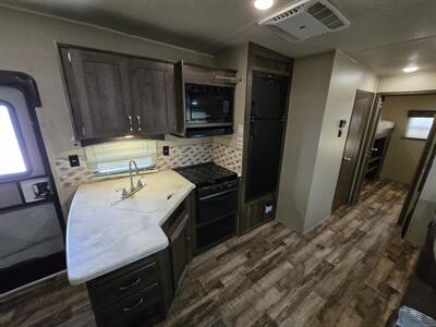 2017 Palomino Puma 295BHSS - Photo 9 - Liberty, TX 77575