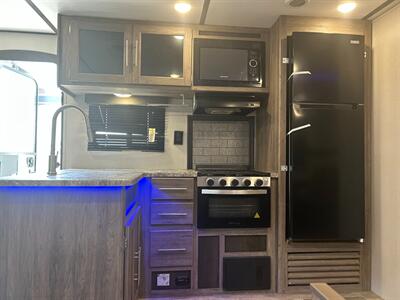 2021 Keystone Zinger ZR340BH21   - Photo 6 - Liberty, TX 77575