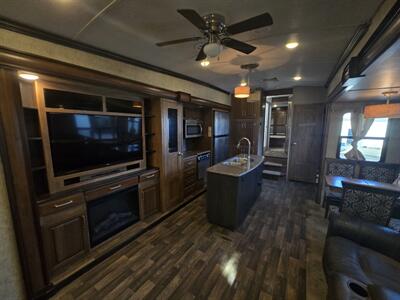 2016 Keystone Montana 3582RL - Photo 9 - Liberty, TX 77575