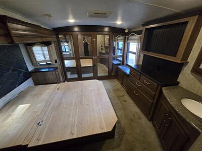 2016 Keystone Montana 3582RL - Photo 13 - Liberty, TX 77575