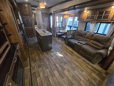 2016 Keystone Montana 3582RL - Photo 10 - Liberty, TX 77575