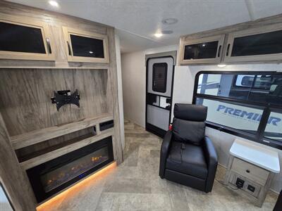 2022 Palomino Xsolaire 304RKDS - Photo 17 - Liberty, TX 77575
